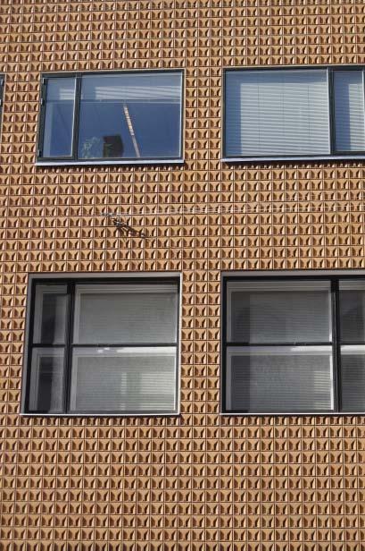 The façade is thus covered in thousands of completely identically sculpturally formed tiles, cast in a negative form.