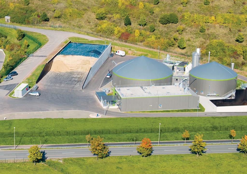 14/15 The two biogas plants operated by Viessmann: The plant on the left ferments dry biomass and the one on the right provides wet fermentation.