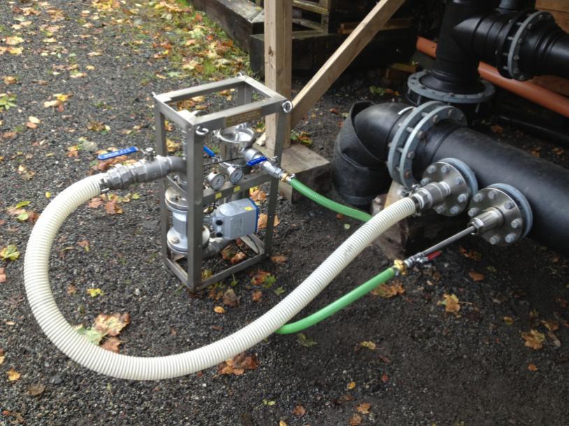 Figure 10 : The sampling system connected to a ballast water pipe system with : universal sampling port (flange on the right, green tube, the sampling system Prototype 01 and the back flush port