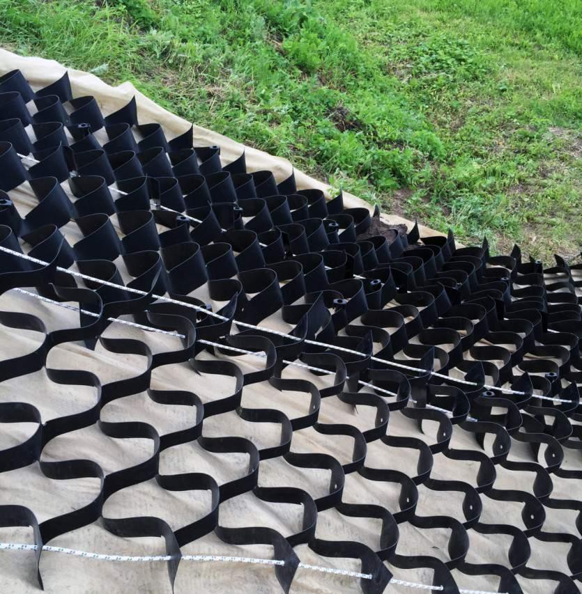 Weld-free threedimensional cell GEOSTEP Weld-free three-dimensional cell GEOSTEP represents a concept of a completely new solution to soil stabilization on the slopes.