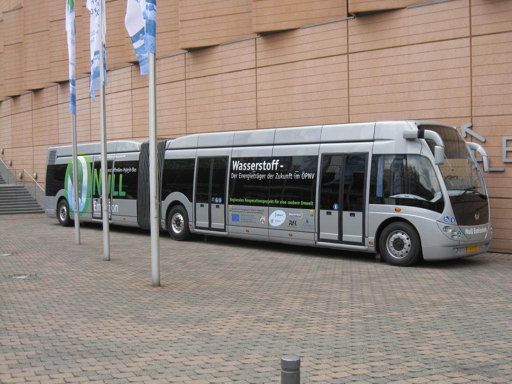 NRW Strategy for a Hydrogen Energy Society Project example: FC-Triple-Hybrid-Bus Platform: APTS Phileas (18 m) Drive train: Triple-Hybrid-Concept (FC-Battery-SuperCap) Rated power: 240 kw FC