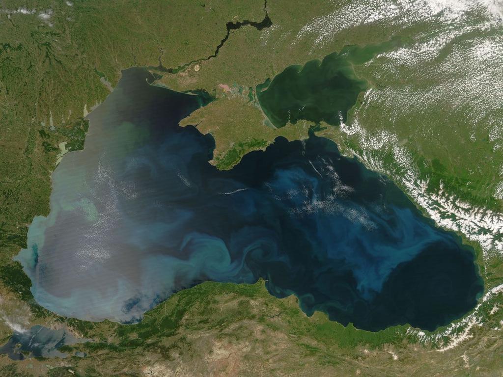 Geopolitical aspects of energy transportation in the Black Sea and the Baltic Sea