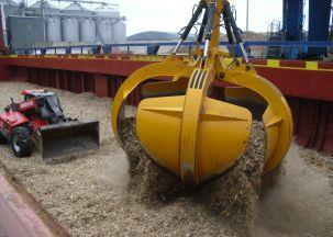 Shoreham employs a giant hydraulic grab on its biomass cargoes - See more at: http://www.