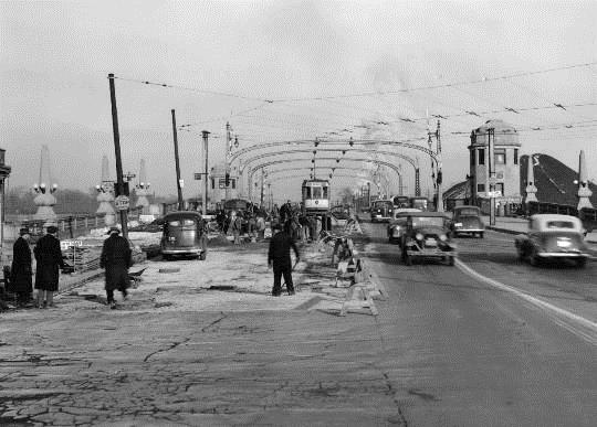 Fort Street Bascule Bridge 1922 Double-Leaf Bascule 4 Traffic Lanes included 2 Trolley Lines Two