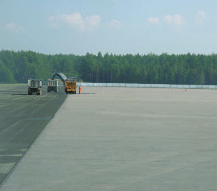 500,000 m² in just seven weeks At the client s request, the asphalt pavement on the 250,000 m² large area was removed in two separate layers.