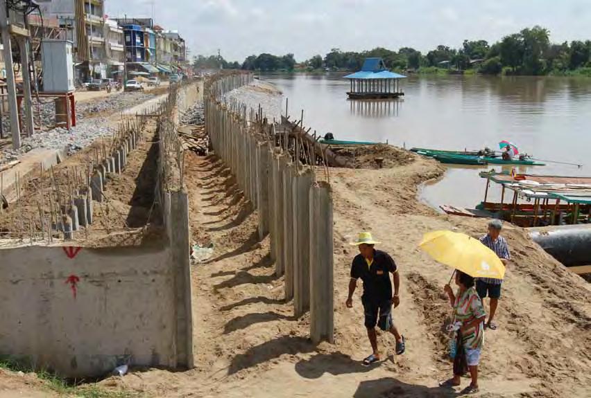 Part II: taking the Pulse: Measures of Water security and Policy Levers 63 Concrete dikes serve as a flood wall along the Chao Phraya River in Nakhon Sawan, Thailand: Resilience to disasters is an