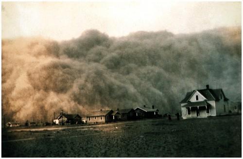 Figure 9.8 The Dust Bowl. A farmhouse in Stratford, Texas, just prior to being hit by a massive dust storm in 1935.