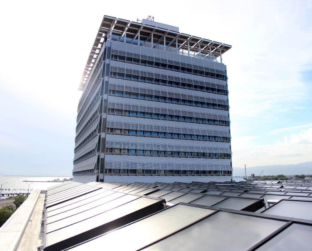 Solar cooling - Digicel, Kingston, Jamaica Office space: 13,685 m² Solar Panels: 982 m² / 680 kw Single stage LiBr chiller: 600 kw Hot storage: 2 x 5.