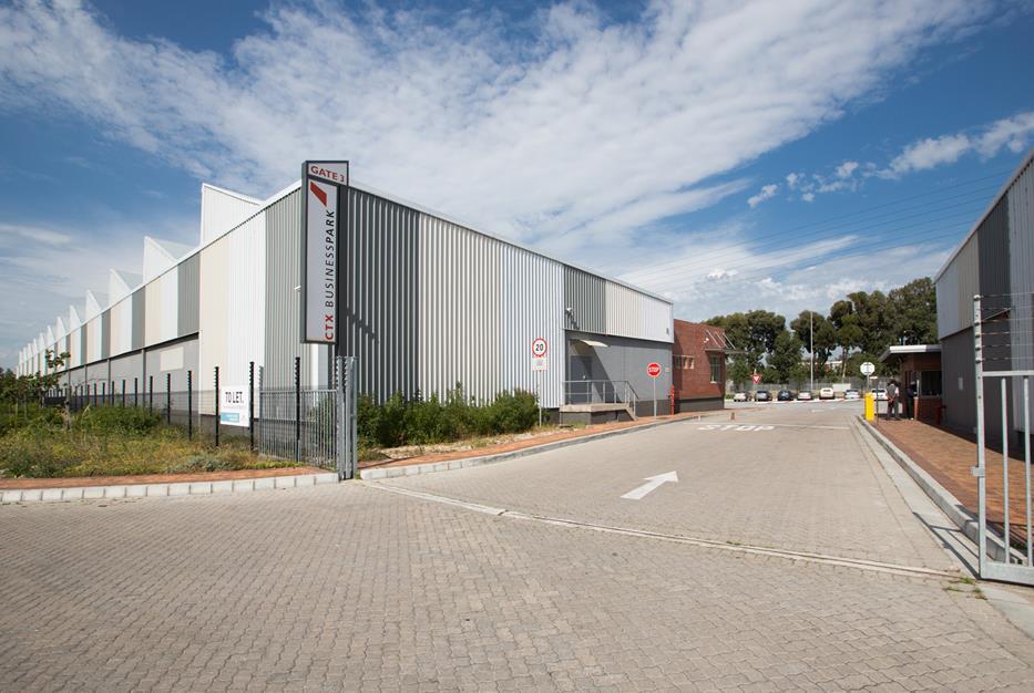 17 CTX Business Park Overview Acquired Dec 2006 with a 45 year leasehold agreement with ACSA for 40 581sqm of land adjacent to Cape Town International Airport terminals Secure Midi unit industrial