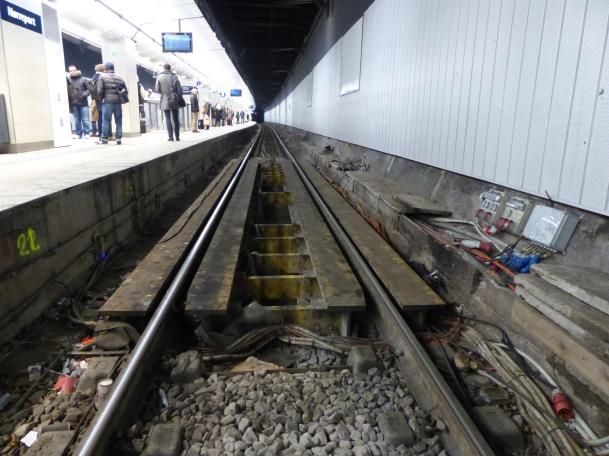 Underground infrastructures Figure 8: Temporary bridge above working area. Figure 6: Freezing slab A capping beam was installed on top of the piles.
