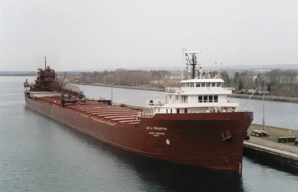 Typical Marine Vessels Handling Freight on Ohio s MTS Lake Erie marine traffic is largely served by Laker and ocean going Salty bulk and break-bulk vessels, whereas on the Ohio River, marine traffic
