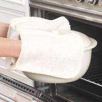 Examples of good thermal insulators; Oven glove The oven glove stops you from burning your hand by not allowing