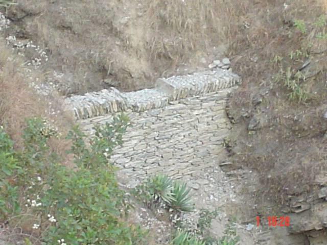LOOSE BOULDER CHECKDAM It is a check dam made of stones in the path of a spring. Its depth is generally less than 3m.