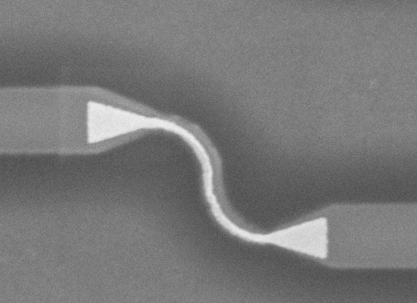 A normalization procedure was undertaken such that the output power from the S-bend was compared to the power of a straight plasmonic waveguide with same length.