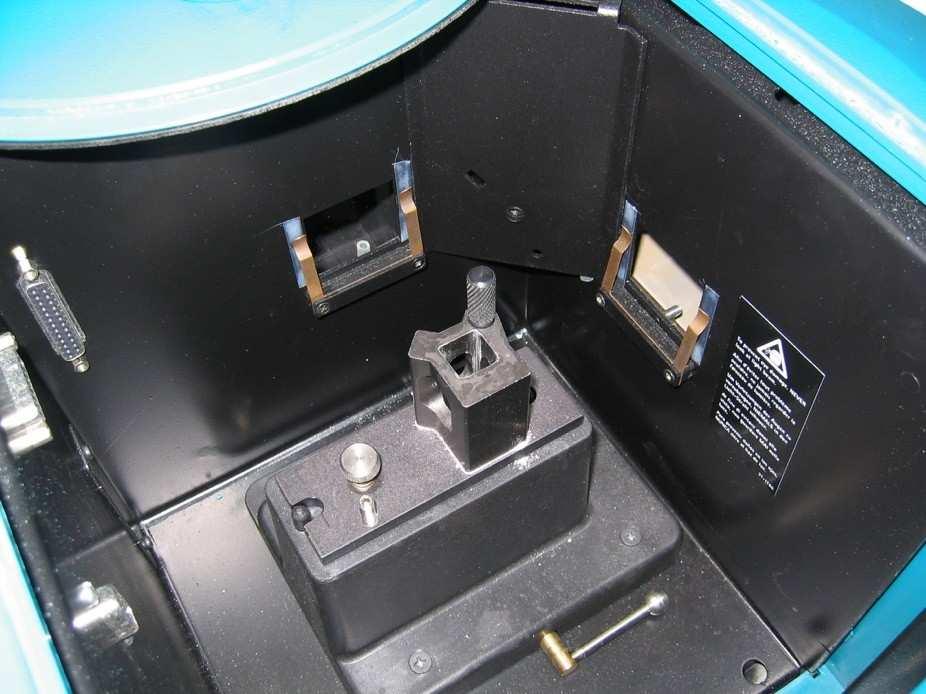 Figure 4: Sample compartment door Figure 5: Sample compartment inside Click the