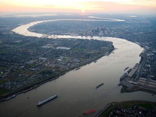 Loss of River/Floodplain Connectivity Since the 1700s, 2,700 km of levees have