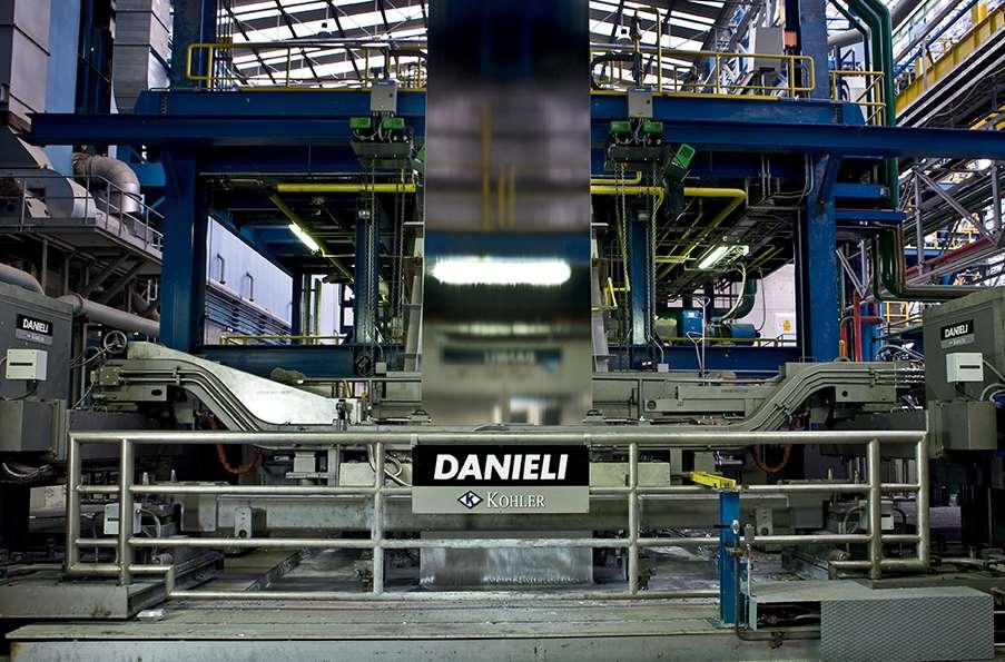 4 FURNACE SECTIONS DANIELI TECHNOLOGY: AIR KNIFE > Hot gauge coating measurements help to correct the zinc wiping performance on both sides of the strip within seconds > Pot temperature control >