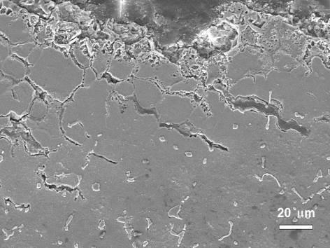These carbides are in the heat affected zone of the microstructure hardly noticeable. However, the fine grain microstructure of the heat affected strip is well visible.