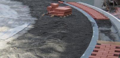 Laid out on top of the waterproofing, it forms an extremely robust protection and drainage layer.