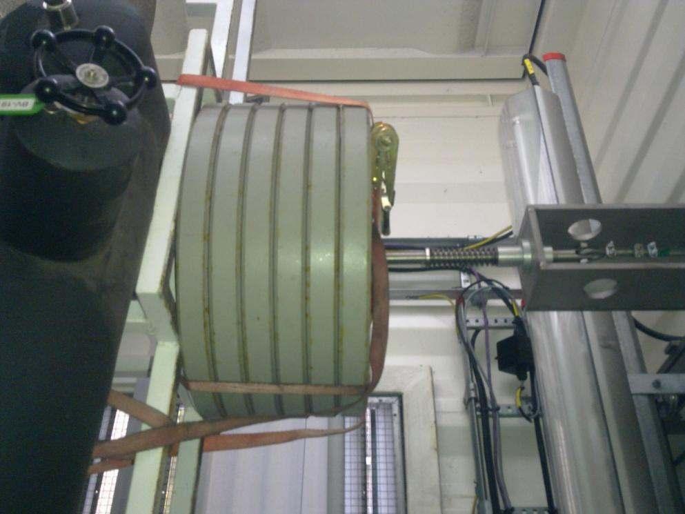 (1) Calibration of scale includes 50-300 kg 50 kg disk shaped mass