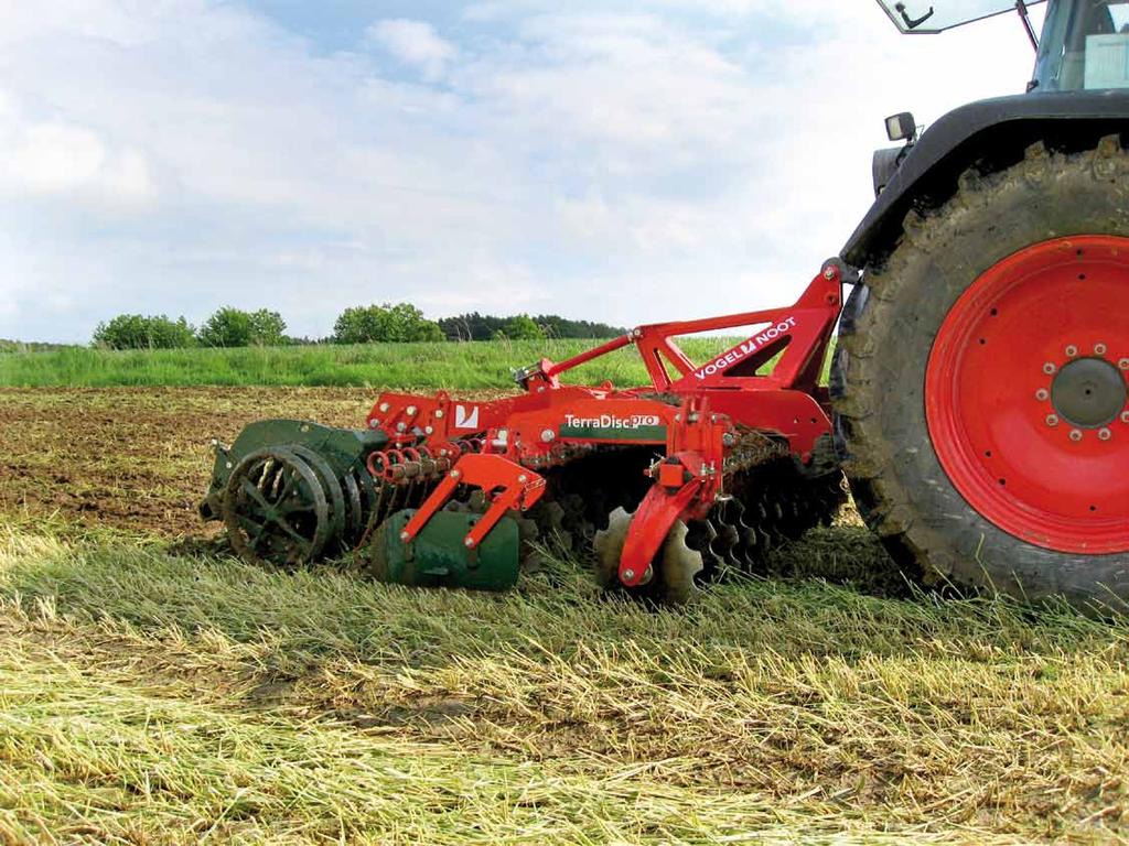 It disrupts the capillarity of the stubble and protects moisture reserves in the soil.