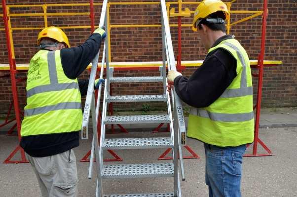 Two operatives are required to lift the staircase into position(after opening up) andengagethehookbracketatthetopof the staircase over