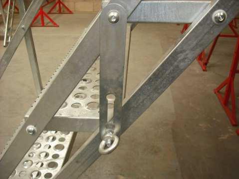 Extending the stairway by using the handrail The locking latch must be secured prior to use.