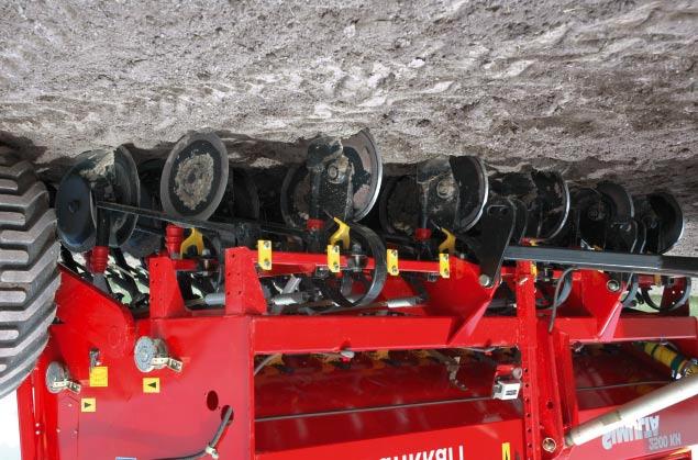 The higher sides increase the effective working time and improve the seeding result.