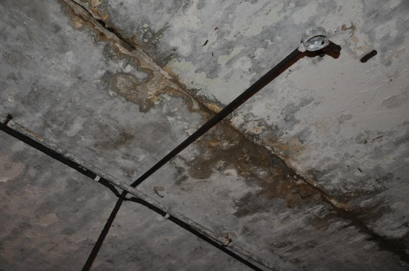 1.2 Concrete slabs Existing roof slabs have various cracks and suffer from localised spalling of concrete cover to reinforcement.