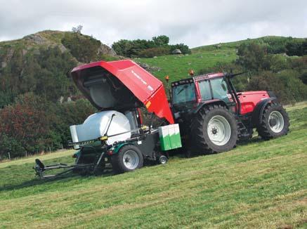Its compact design makes turning in the field, or reversing very easy, ensuring high efficiency during