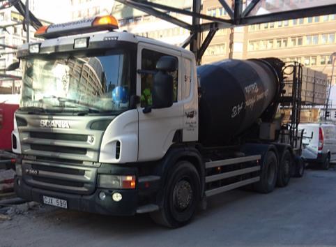 Figure 4 Concrete mixer truck at Regeringsgatan, Stockholm (TFK) For the asphalt transport, a new innovative vehicle combination was used that is optimized according to the local restrictions BK2 and