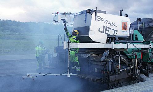 Seite 3/7 Premiere for the spray paver with NAVITRONIC Plus In addition to renewal of the wearing course, the runway was extended by 250m at the same time.