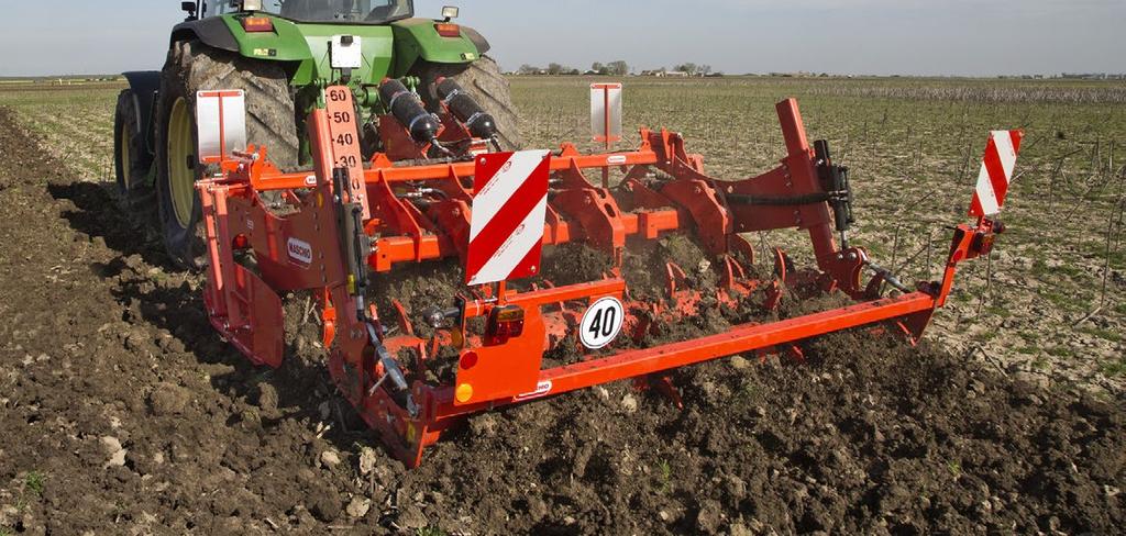 With reduced residue, thanks to the double roller (with spikes or spade) it is possible to prepare the seedbed in a single pass.