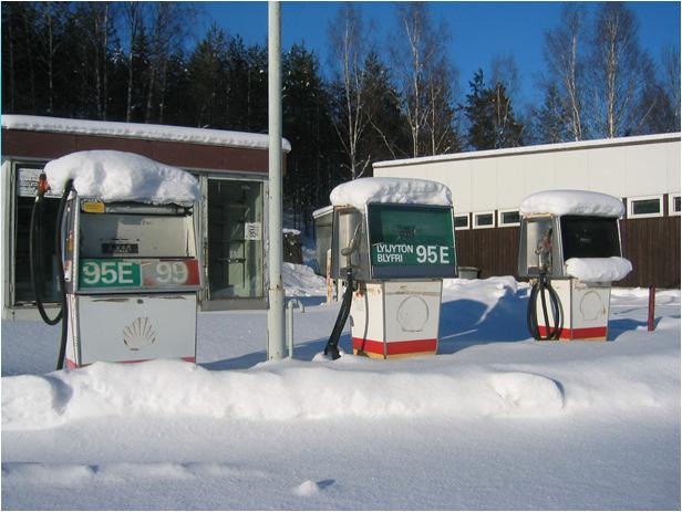 6 ROAD TRANSPORT FUEL - BUSINESS ENVIRONMENT (FINLAND) Extensive refueling network for liquid fuels ~1000 service stations ~1000 stand-alone stations ( automatic/unmanned ) ~800 HDV refueling