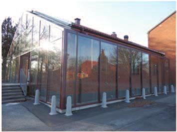 The space between the existing brick wall and the glass wall is about 600 mm. The glazing consists of 8 mm window glass and the skyward parts at the top of the glass cavity is insulating glass.