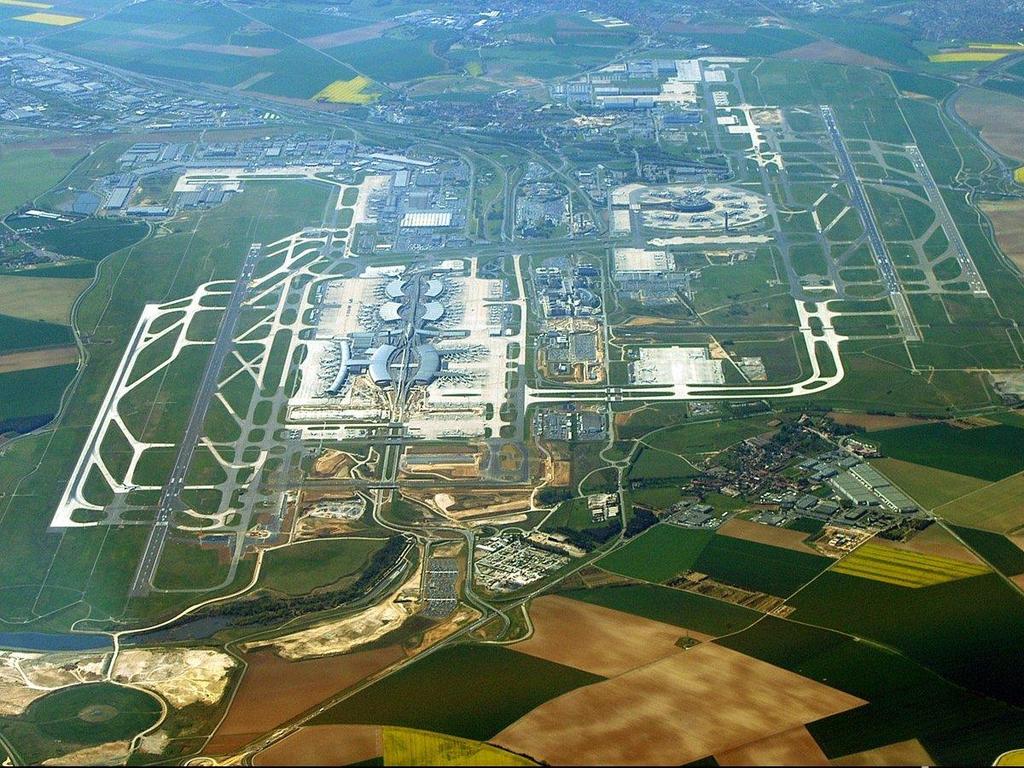 CDG Airport Airport Infrastructure Information Surface : 3200 ha 2 pairs of runways Dpt/Arr dedicated mode (scheduled capacity: