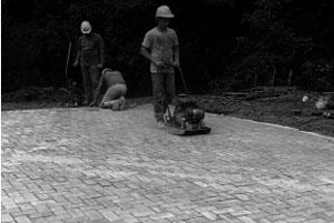 turning tires. Chalk lines snapped on the bedding sand or string lines pulled across the surface of the pavers are used as a guide to maintain straight joint lines.