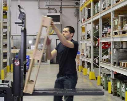 Setting of the second pallet Unlock the vertical pallet while accompanying it until it reach
