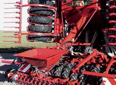 To ensure oil cooling and safe function of other hydraulic systems on the drill the tractor should have at least 60 litres per minute oil capacity.