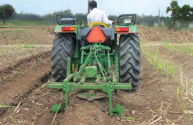 The mechanization efforts in the area of study have been basically limited to the adoption of whole stalk harvesters for the partial mechanization of harvesting of sugarcane.