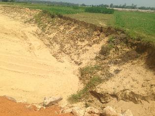 Figure 8: Current status at the embankment of Thang Cong 2 Disruption of business activities There are 06 households affected with business activities because of Kon river embankment in Vinh Thanh