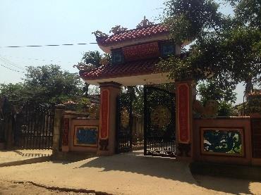 TT Sensitive receptors Location/ Description Impacts 3. Ancestral temple in Binh Nghi commune - Located in the middle of the embankment in Lai Nghi village, about 10m away from the site.