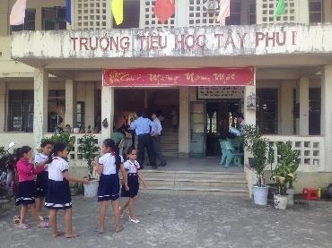 There is only 1 day of ancestor worship (the descendants of the family are crowdedly gathered together) 4. Tay Phu 1 Primary school - Located near Cut river, about 5m away from the work.