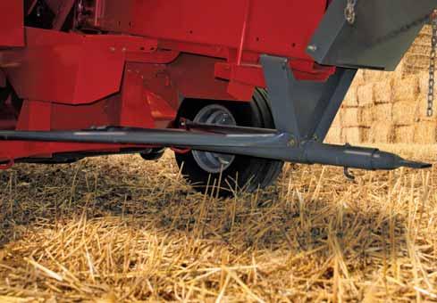 02 A drawbar is available for attaching bale sledges easily and in the right place.