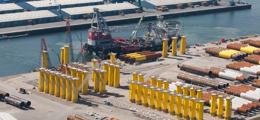 Q3 HEAVY LIFT MANAGED SERVICES FEATURED PROJECTS 04 PROJECT DUDGEON We managed the marshalling yard of this project over a period of 9 months.