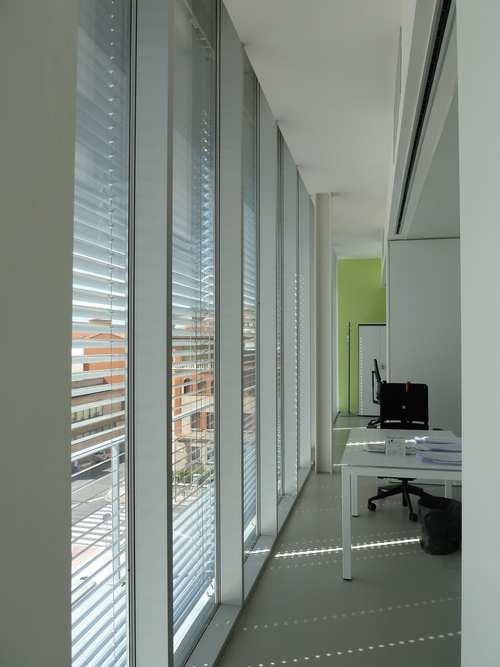with the technology of the Dynamic Facade in their emblematic buildings. (Figure 14) Figure 14: Dynamic Facade with exterior venetian blinds 7.