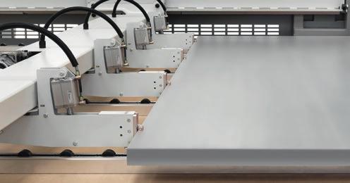 The opening is automatically optimised according to the thickness of the book of panels, in order to achieve the best cut quality and to reduce cycle times.