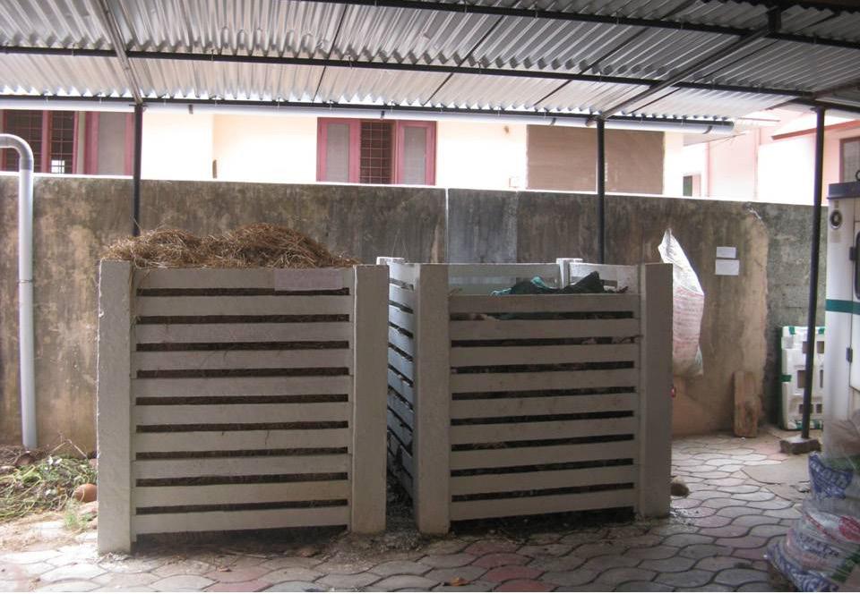 ADOPTION OF DECENTRALISED WASTE MANAGEMENT SYSTEMS IN ZANZIBAR Figure 3: Photograph of the aerobic composting bin model