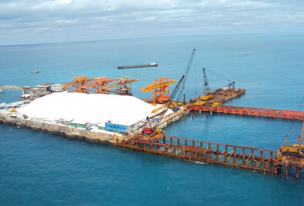 2.4.4. Key Figures Figure 8: Structure Conception x construction methodology The average progress of the cantitravel was 15m/week double wall cofferdam 2.5. 2006: Cais 4 Container Berth Terminal- Suape Brazil 2.