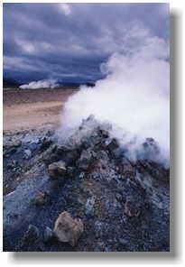 ADVANTAGES TO GEOTHERMAL POWER GEOTHERMAL ENERGY DOES NOT PRODUCE ANY POLLUTION, AND DOES NOT CONTRIBUTE TO THE GREENHOUSE EFFECT.